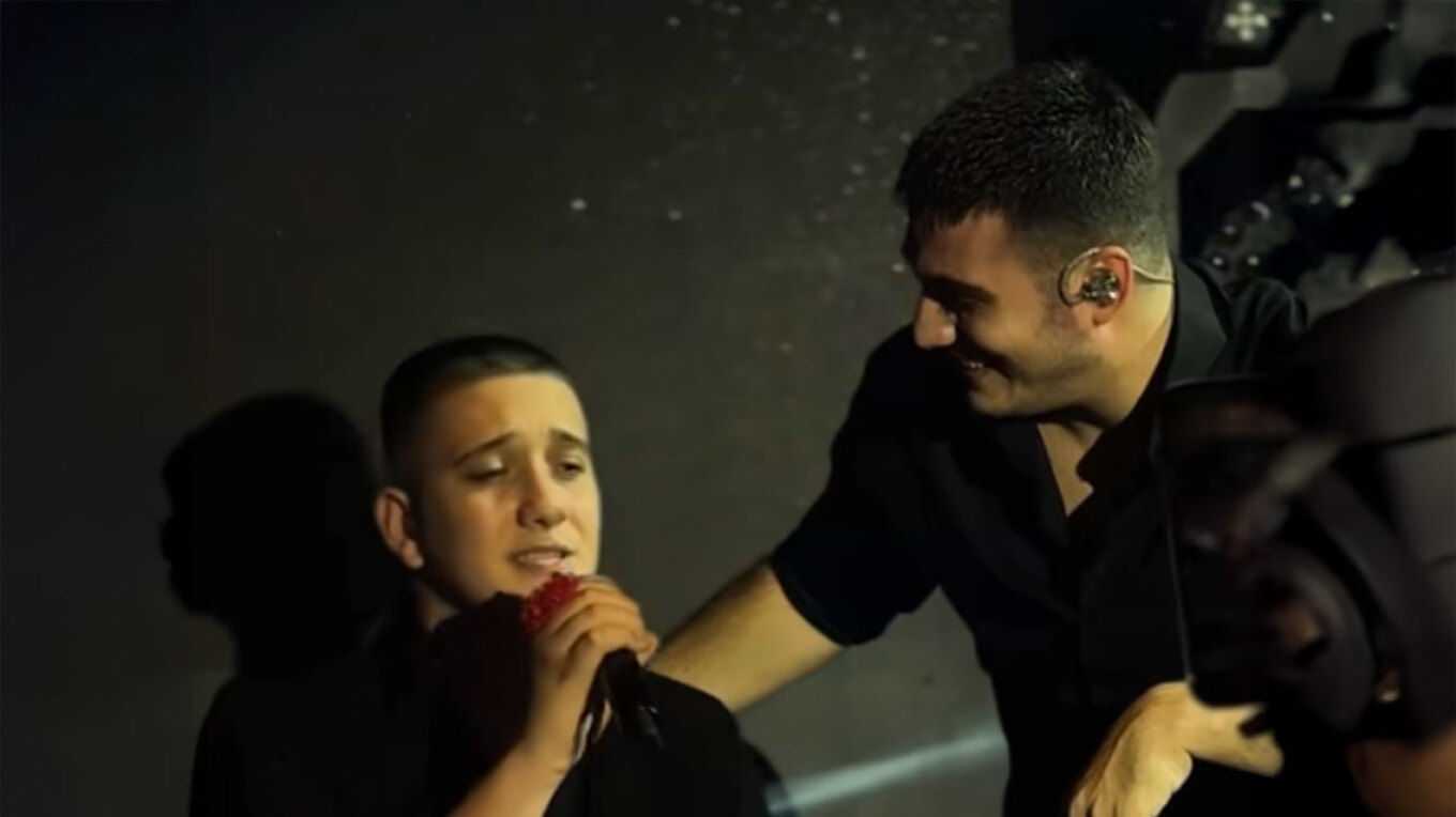 Κωνσταντίνος Κακοκσαίος: Ο μικρότερος γιος του Πλούταρχου, Κωνσταντίνος τραγούδησε «Φυσάει πολύ» - Δείτε βίντεο