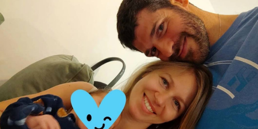 Παύλος Κοντίδης: Στο αεροπλάνο με τον νεογέννητο γιο του και τη σύντροφό του (Φωτό)