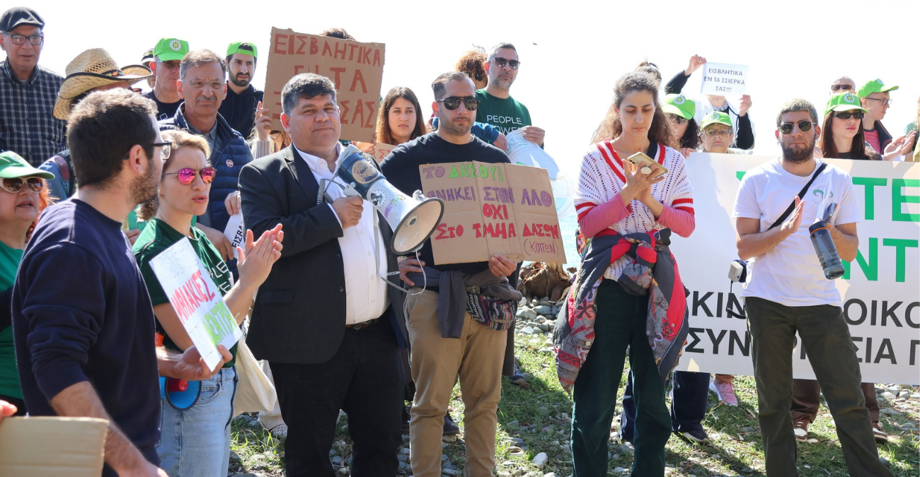 Διαμαρτυρία για την κοπή δέντρων στο Δασούδι Λεμεσού - Με πανό και συνθήματα 