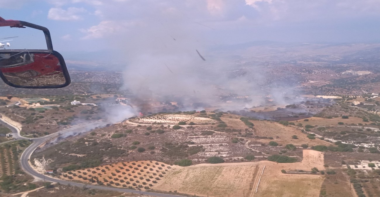 Πυρκαγιά ξέσπασε στην Παφό - Στη «μάχη» και εναέρια μέσα - Δείτε φωτογραφία