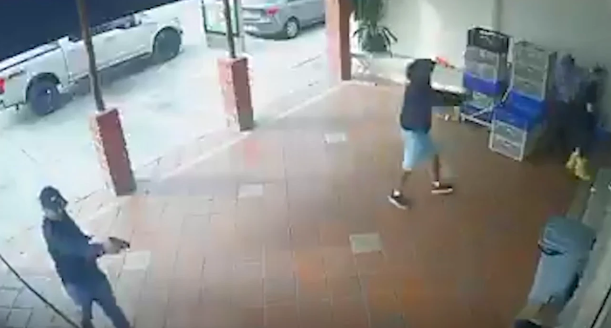 VIDEO: Σκληρές εικόνες - Η στιγμή που οι δράστες ανοίγουν πυρ και δολοφονούν τον διεθνή ποδοσφαιριστή