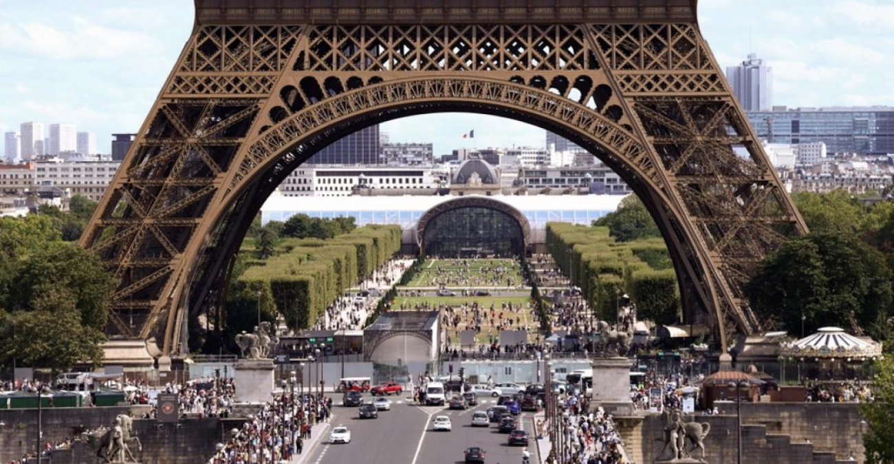 Παρίσι: Συνελήφθη άνδρας που πήδηξε με αλεξίπτωτο από τον Πύργο του Άιφελ