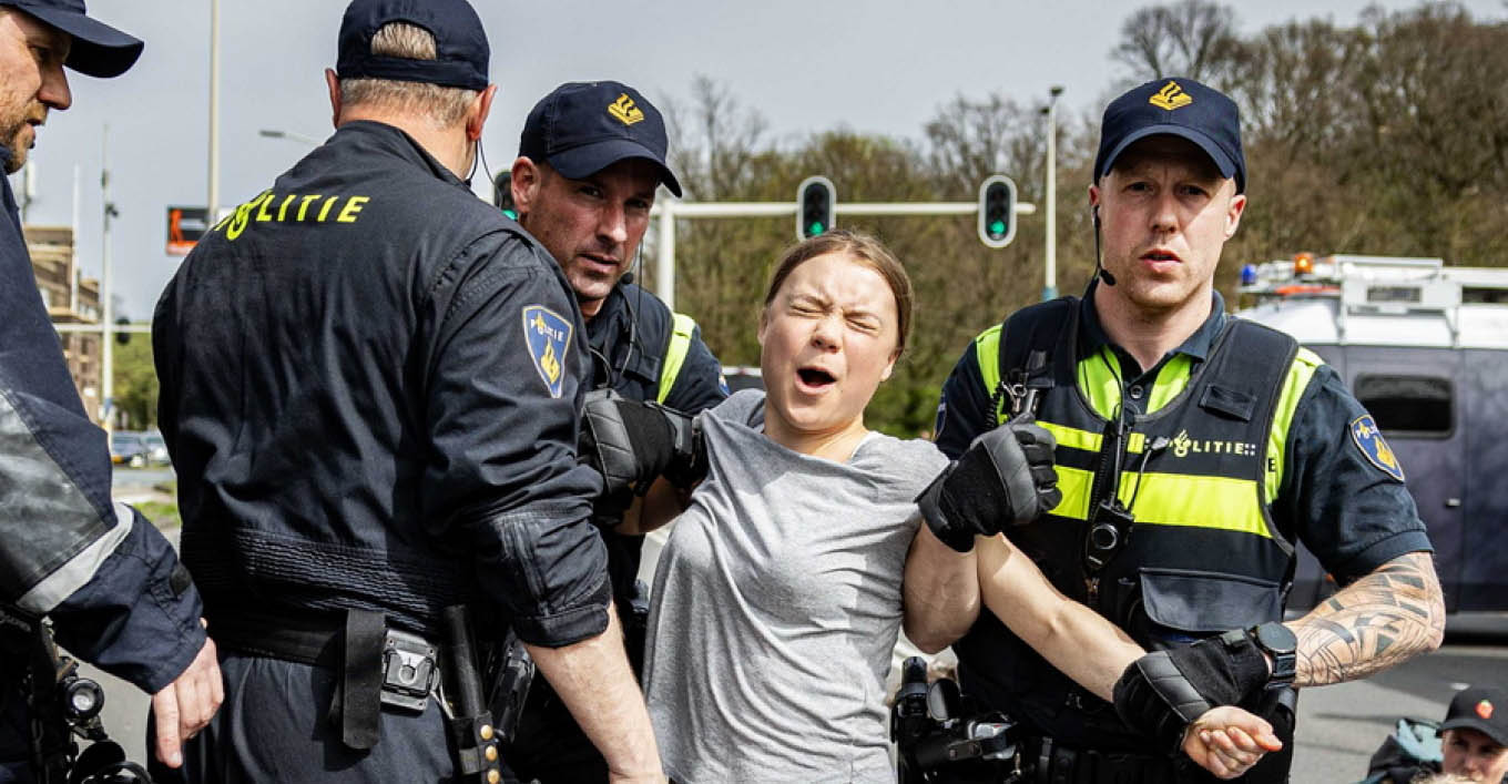 «Σηκωτή» πήραν οι αστυνομικοί την Γκρέτα Τούνμπεργκ σε διαδήλωση κατά των ορυκτών καυσίμων -Βίντεο 