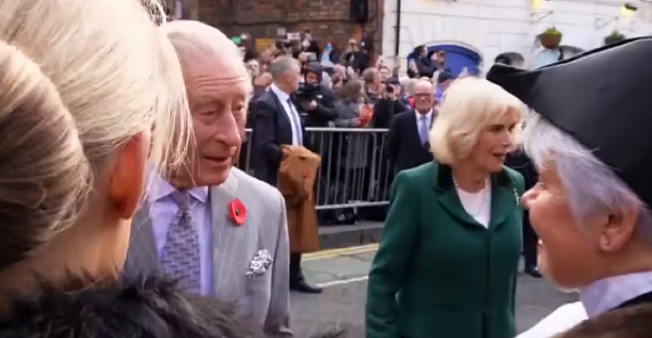 Βρετανία: Η στιγμή που νεαρός πέταξε αβγό στον Βασιλιά Κάρολο και την Καμίλα - Του πέρασαν χειροπέδες - Δείτε βίντεο