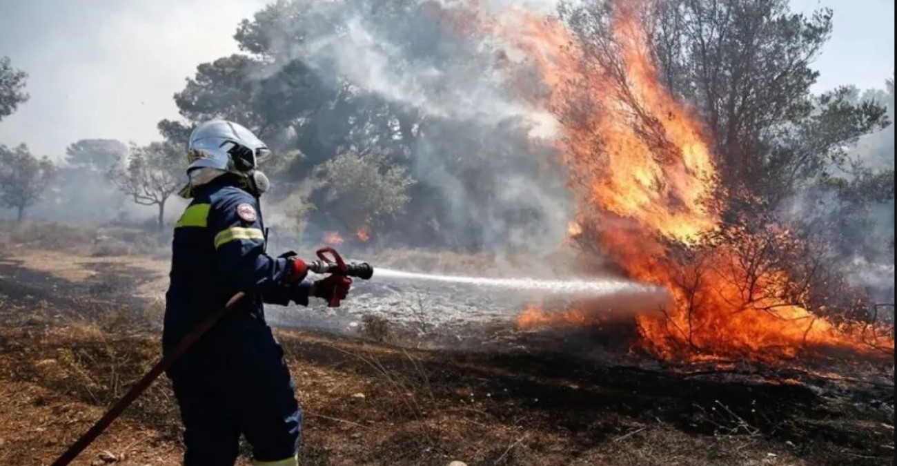 Ρόδος: Συνελήφθη Γερμανός εμπρηστής που προκάλεσε πυρκαγιά - Οδηγείται στον εισαγγελέα