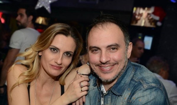 Γωγώ Αλεξανδρινού: Ο σύζυγος της τραγουδά Βέρτη και η ίδια διασκεδάζει - VIDEO