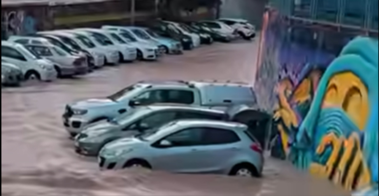 Λεμεσός: Πλήρωσαν πάρκινγκ και βρήκαν... μαρίνα! - Σοκαριστικό βίντεο με δεκάδες αυτοκίνητα να «κολυμπούν» στη λάσπη