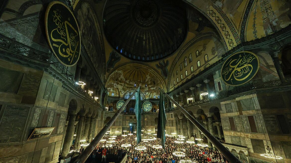 Πλήθος πιστών στην Αγία Σοφία πανηγυρίζουν την Άλωση και τη νίκη Ερντογάν