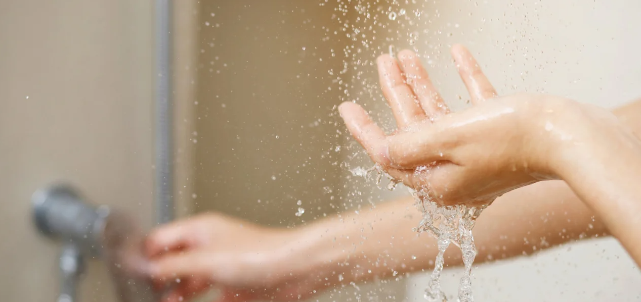 Γιατί πρέπει να αποφεύγετε να κάνετε ντους ενώ λειτουργεί το πλυντήριο ρούχων