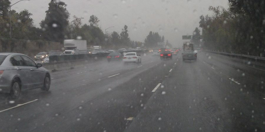 Καταρρακτώδεις βροχές επηρεάζουν την κυκλοφορία στον αυτοκινητόδρομο
