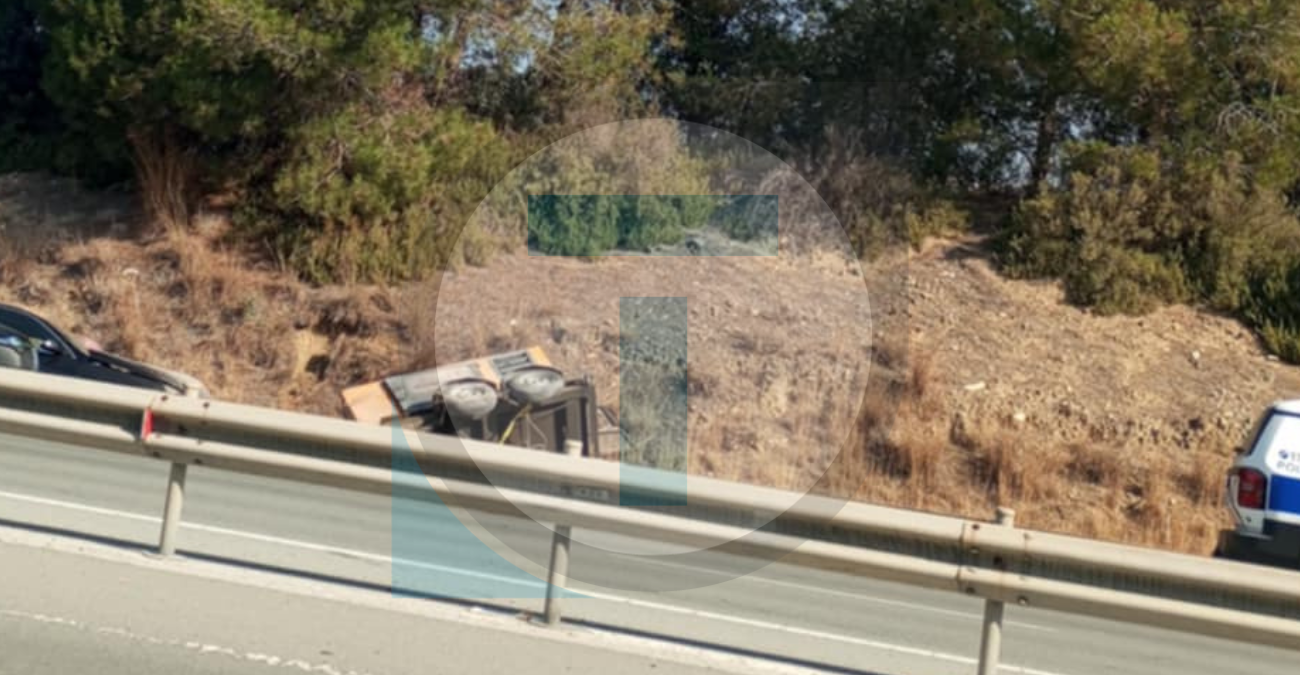 Τροχαίο στον αυτοκινητόδρομο Λεμεσού – Λάρνακας: Όχημα κατέληξε σε χαντάκι - Φωτογραφίες