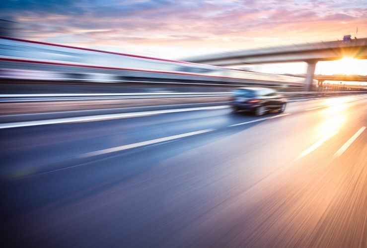 «Πέταξαν» με απίστευτες ταχύτητες στον αυτοκινητόδρομο – Πέρασαν χειροπέδες σε δύο νεαρούς