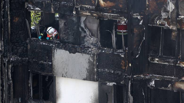 Μεγάλη πυρκαγιά σε πολυκατοικία στο Λονδίνο - Καταστράφηκε ολοσχερώς το κτήριο 