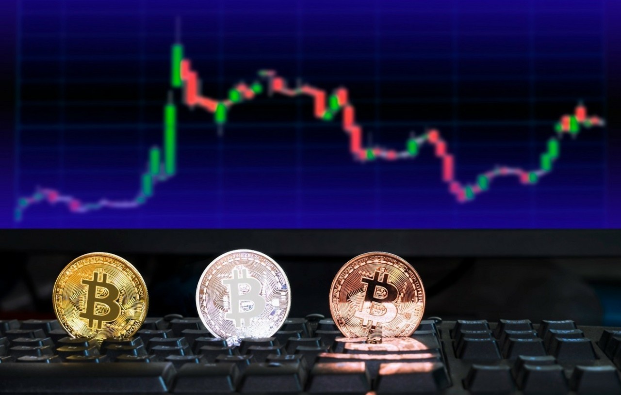 Κρυπτονομίσματα: Ανέκαμψαν μετά το βαρύ sell off και τη διαρροή 19 δισ. δολαρίων