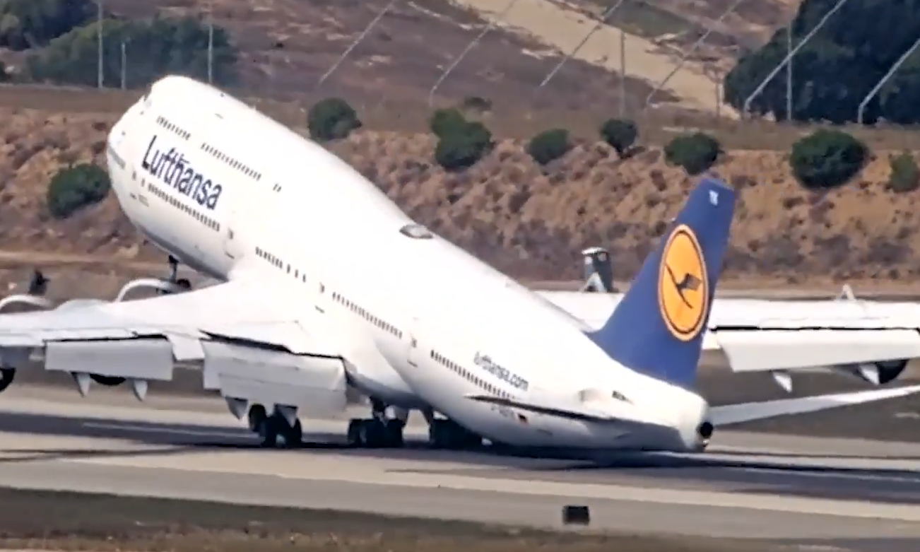 Video: Αεροσκάφος παραλίγο να χτυπήσει την ουρά του σε αεροδιάδρομο κατά την προσγείωση του