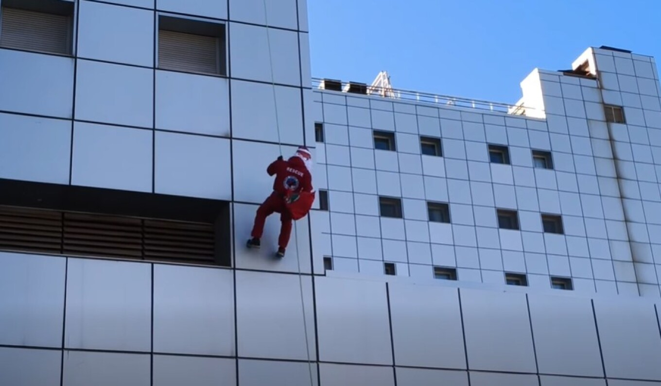 Βίντεο: Ο Άγιος Βασίλης κατέβηκε με… σχοινιά στην παιδιατρική κλινική του νοσοκομείου Βόλου