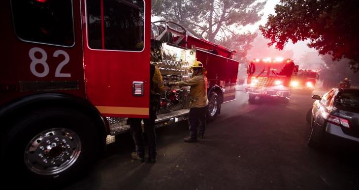 Μεγάλες πυρκαγιές μαίνονται στην Καλιφόρνια, χιλιάδες άνθρωποι απομακρύνθηκαν από τις εστίες τους