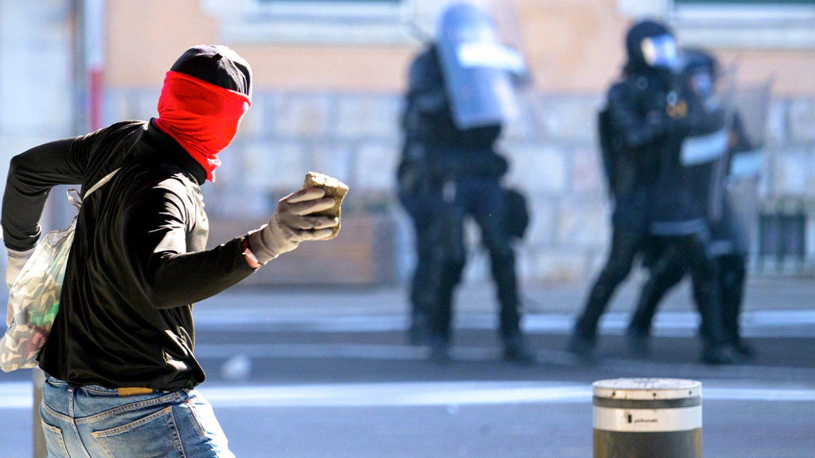 Χάος στη Γενεύη πριν από τη G7 στη Γαλλία: Έκαψαν Tesla, επιτέθηκαν σε γραφεία του ΟΗΕ, πετροπόλεμος με την αστυνομία