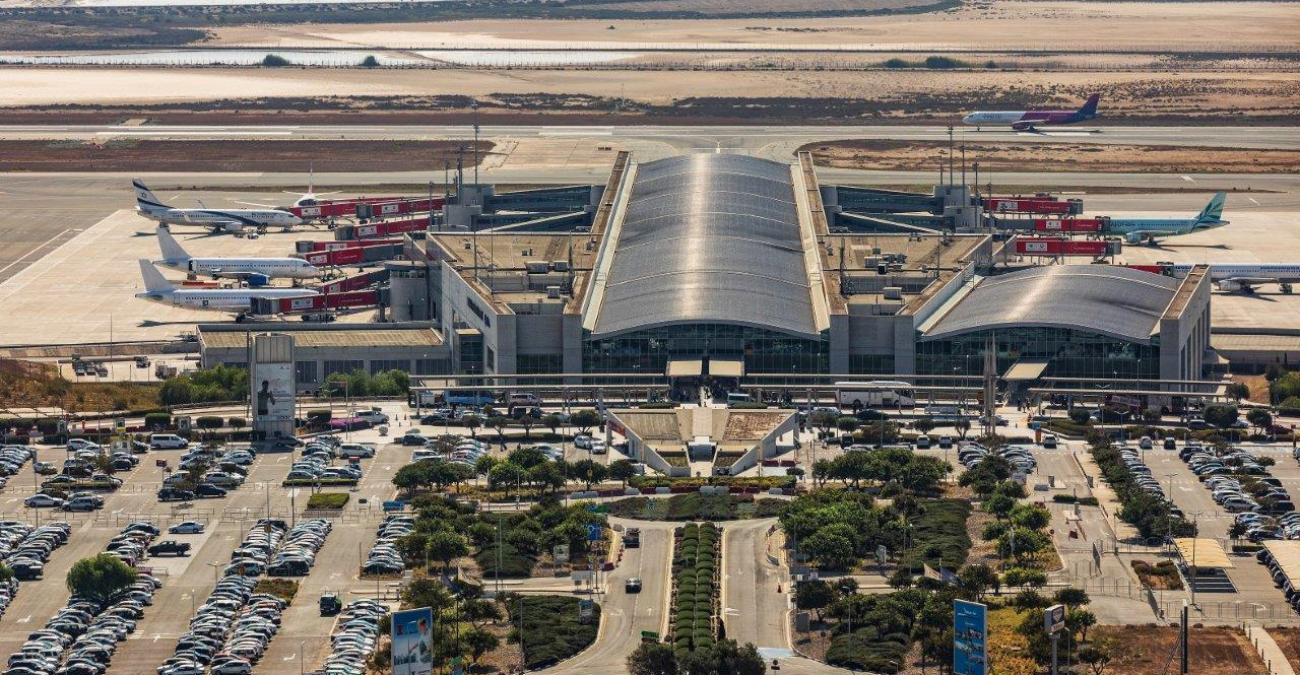 Πυκνή ομίχλη «μπλόκαρε» το αεροδρόμιο Λάρνακας: Επτά πτήσεις προσγειώθηκαν στην Πάφο – Προβλήματα και στο check-in