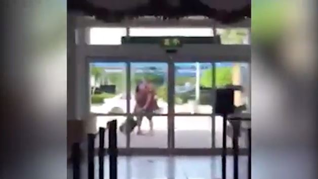 Άντρας επιτίθεται με βία στην κοπέλα του μπροστά σε κόσμο - Την σέρνει στο πάτωμα αεροδρομίου για απίστευτο λόγο - VIDEO