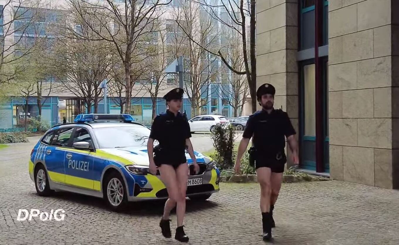 Αστυνομικοί στη Βαυαρία διαμαρτύρονται για την έλλειψη στολών με βίντεο που τους δείχνει... χωρίς παντελόνια