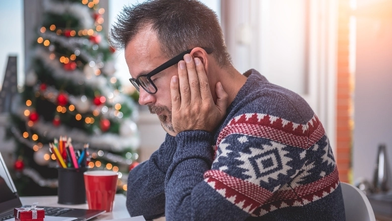 Happy Hangover: Η εξήγηση στο τι σου συμβαίνει όταν τη μία μέρα περνάς τέλεια και την επόμενη νιώθεις χάλια