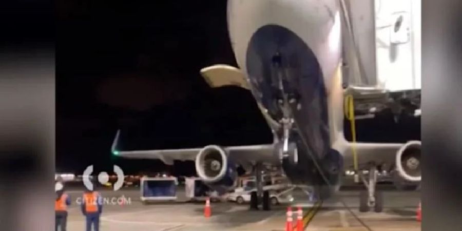 Αεροπλάνο έγειρε προς τα πίσω κατά την εκφόρτωση στη Νέα Υόρκη - Δείτε το βίντεο