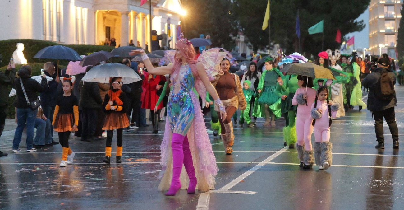 Εντυπωσιακές εικόνες από την είσοδο του βασιλιά καρνάβαλου στην Πάφο υπό βροχή - Το άρμα με το μαγεμένο δάσος - Δείτε βίντεο και φωτογραφίες