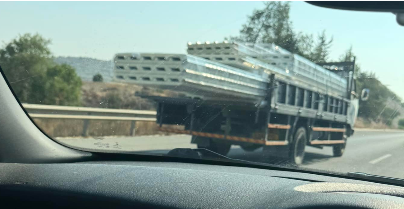 Επικίνδυνα φορτωμένο φορτηγάκι κυκλοφορούσε σε Κυπριακούς δρόμους - Φωτογραφία