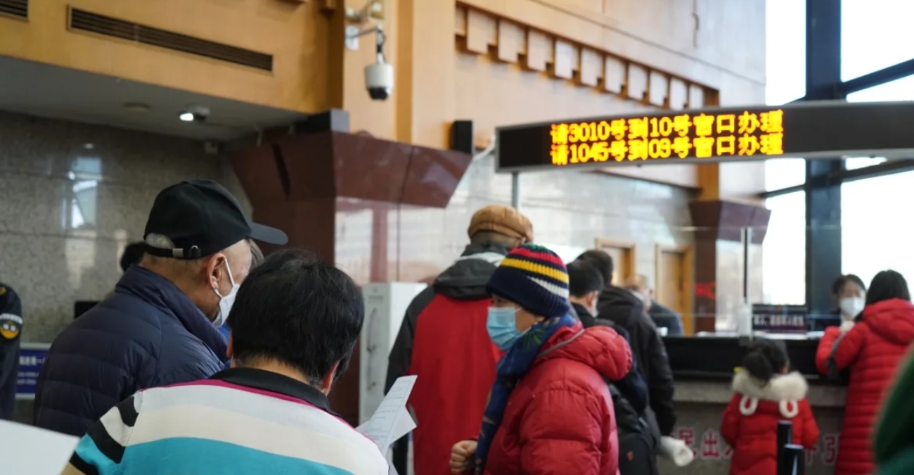 Κορωνοϊός - Κίνα: Οι Κινέζοι τρέχουν να ανανεώσουν τα διαβατήριά τους μετά την κατάργηση των ελέγχων για την Covid