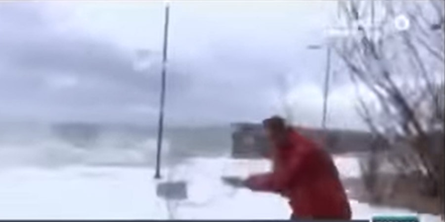 Απίστευτο! Τεράστια κύματα κάλυψαν ρεπόρτερ του Alpha – Διέκοψαν για διαφημίσεις (Βίντεο)