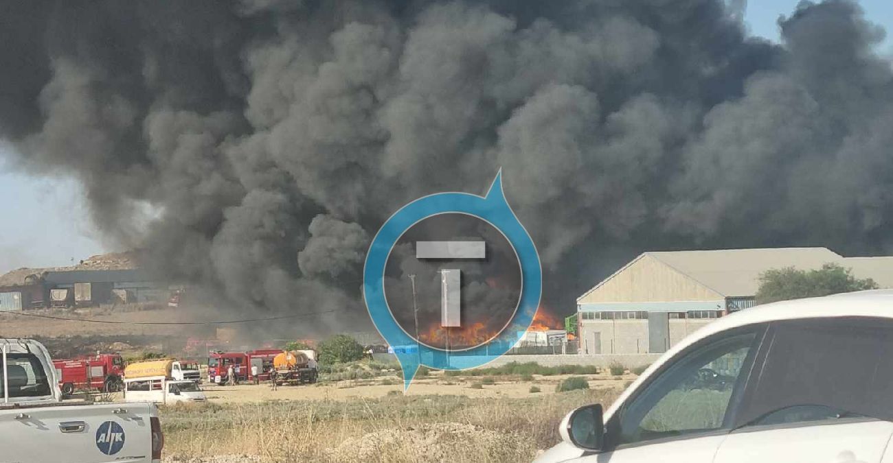 Πυρκαγιά στο Γέρι: Σε ύφεση η φωτιά που ξέσπασε σε εργοστάσιο - Παραμένουν δυνάμεις στο σημείο - Δείτε βίντεο και φωτογραφίες