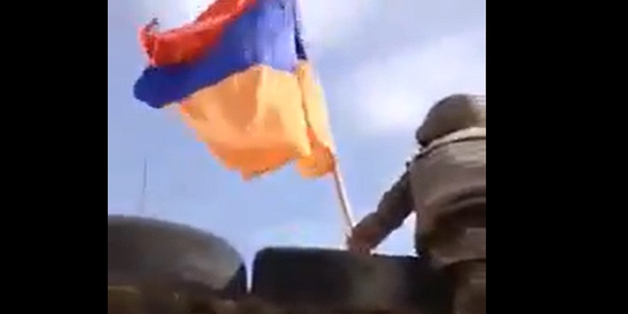 Συγκλονίζει βίντεο όπου Αρμένιος στρατιώτης ανεβάζει την Αρμενική σημαία σε ύψωμα εν μέσω πυροβολισμών - VIDEO