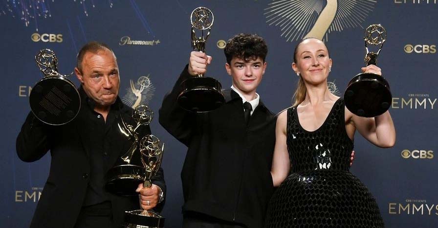 Emmys 2025: Ο θρίαμβος του «Adolescence» και η μεγάλη ανατροπή του «The Pitt»