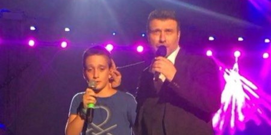 Χαμός με την ερμηνεία του 8χρονου γιου του Γιάννη Πλούταρχου στη Λάρνακα – VIDEO