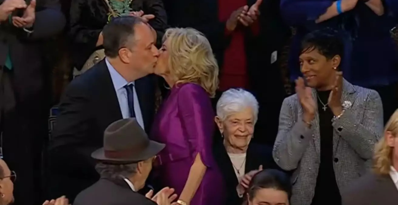 Η Τζιλ Μπάιντεν φίλησε στο στόμα τον σύζυγο της Κάμαλα Χάρις: Το λάθος που έγινε viral