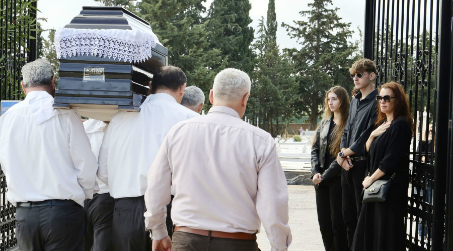 Αίας Μανθόπουλος: Τραγικές φιγούρες τα παιδιά του στο τελευταίο «αντίο» (Φώτος)