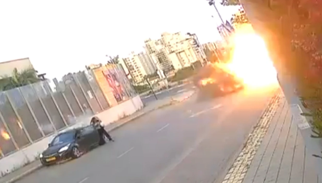 VIDEO - Σκηνές πανικού σε δρόμο: Πύραυλος έσκασε δίπλα σε γυναίκα - Σώθηκε την τελευταία στιγμή