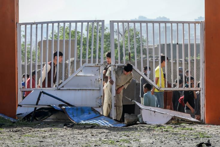 Ο απολογισμός των βομβιστικών επιθέσεων κοντά σε σχολείο θηλέων στην Καμπούλ ανέρχεται σε 50 νεκρούς