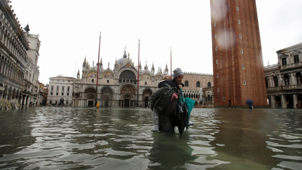 Σαρώνει την Ιταλία η κακοκαιρία - Κάτω από το νερό η Βενετία  