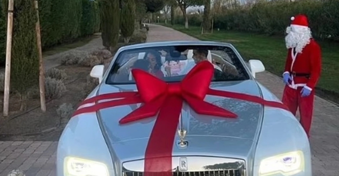 Κριστιάνο Ρονάλντο: Μια πανάκριβη Rolls Royce του έκανε δώρο Χριστουγέννων η σύντροφός του