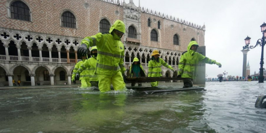 Συναγερμός στην Βενετία – Το νερό μέχρι το γόνατο – VIDEO & ΦΩΤΟΓΡΑΦΙΕΣ 