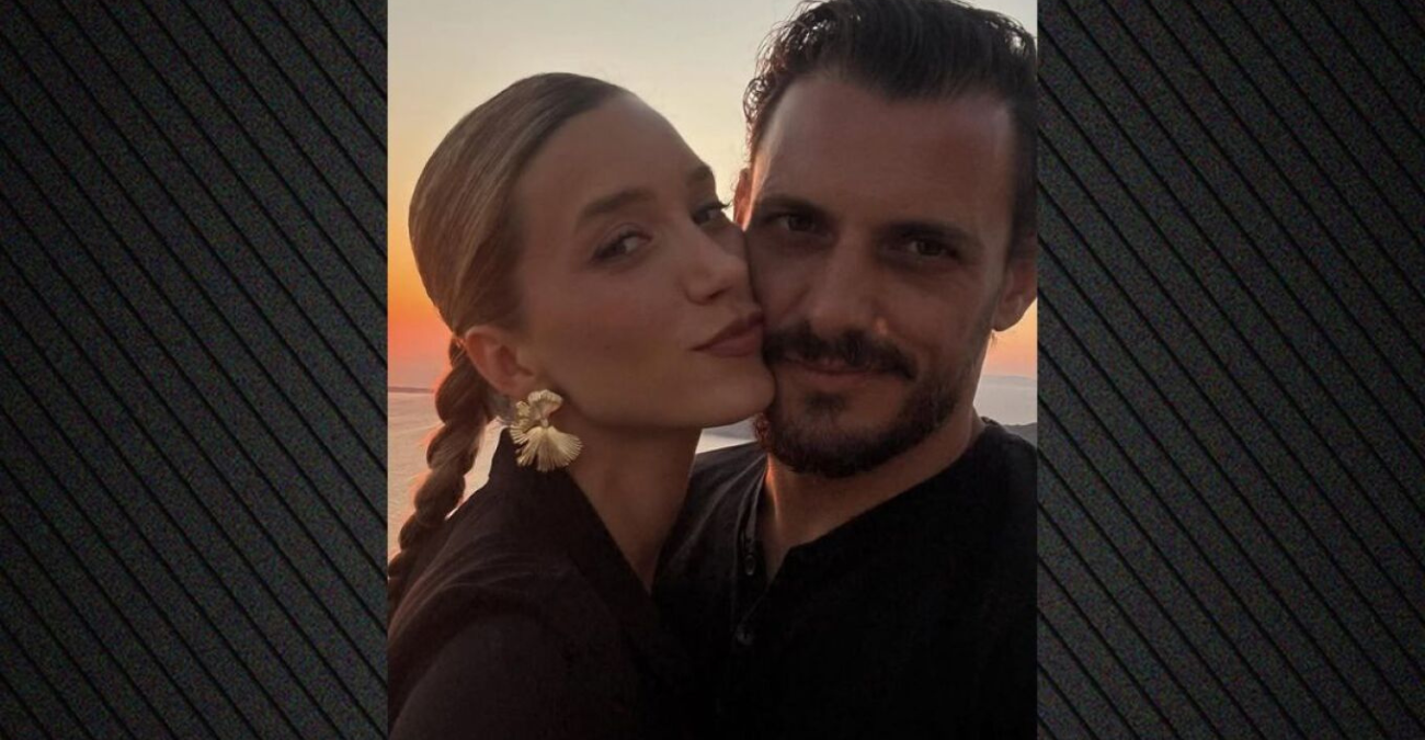 Η Γιολάντα Καλογεροπούλου πόζαρε αγκαλιά με τον Σταύρο Σβήγκο με φόντο ηλιοβασίλεμα στη Σαντορίνη