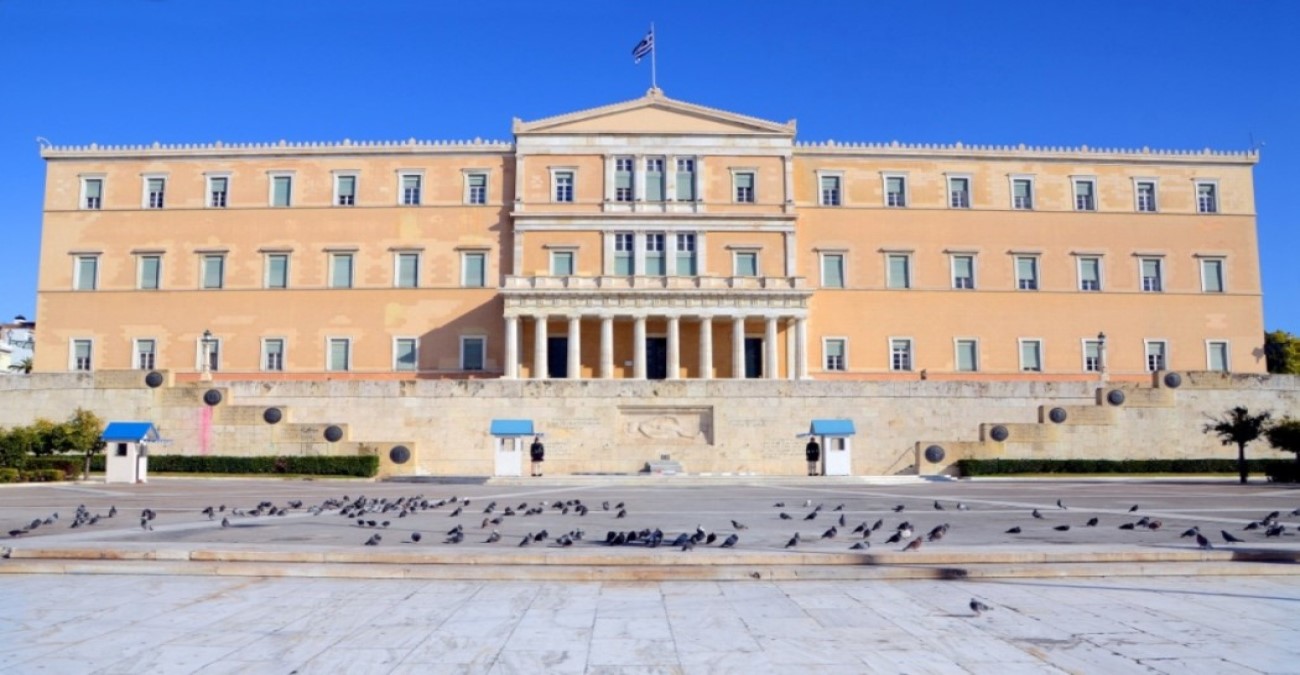 Χαμός στη Βουλή των Ελλήνων: Πιάστηκαν στα χέρια βουλευτές - Δείτε φωτογραφίες