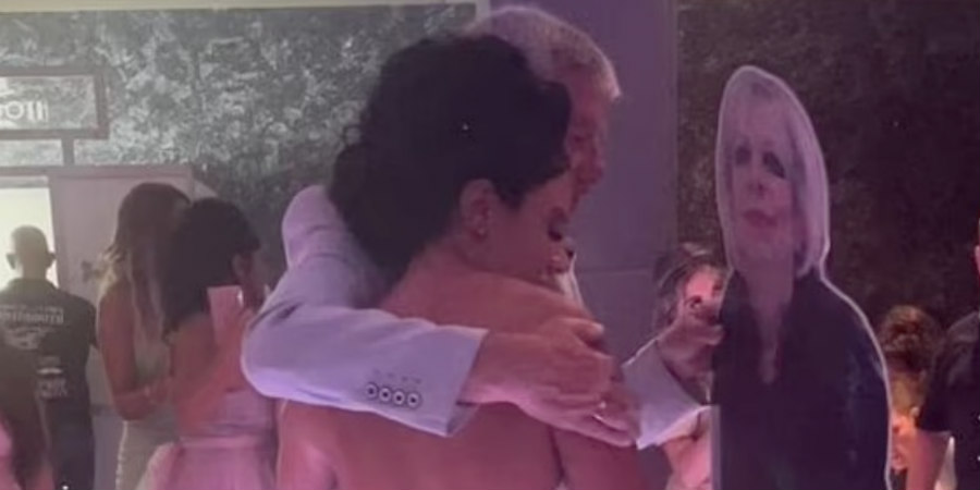 Συγκινητικές στιγμές: Νύφη στην Αγία Νάπα χόρεψε στον γάμο της με χάρτινο ομόιωμα της νεκρής μητέρας της!