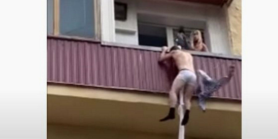 Εραστής «νίντζα»: Κατεβαίνει από το μπαλκόνι για να γλιτώσει από τον απατημένο σύζυγο - ΒΙΝΤΕΟ