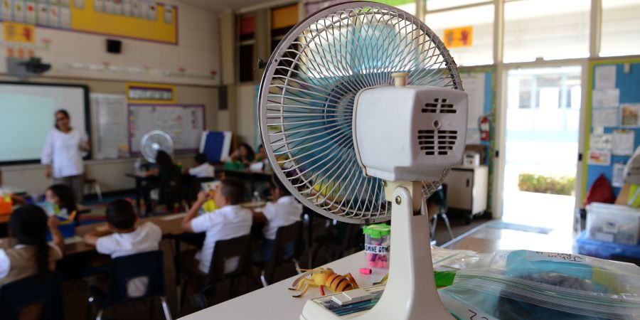 ΚΥΠΡΟΣ: Με τα θερμόμετρα στις τάξεις οι δάσκαλοι – «Χτυπούν» 35αρια οι αίθουσες