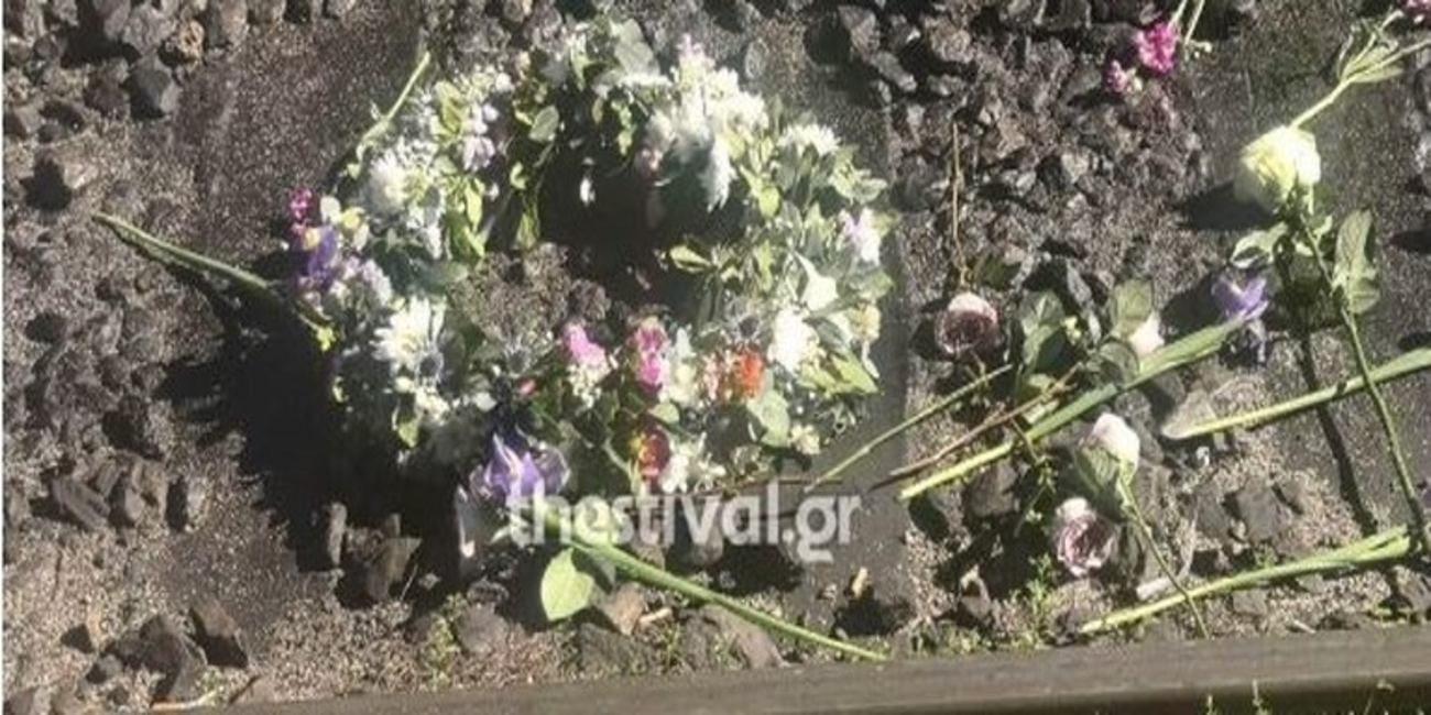 Συγκίνηση στο μνημόσυνο για τα θύματα στα Τέμπη - Εριξαν λουλούδια στις σιδηροδρομικές γραμμές - Δείτε βίντεο