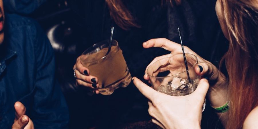 «Άσπρο» πάρτι στη Μύκονο: Όλα τα ναρκωτικά σε μία βίλα - Χειροπέδες σε τέσσερα άτομα