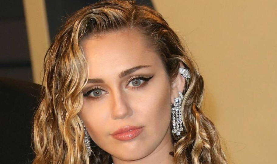 Η Miley Cyrus έγινε Barbie και το look της είναι πιο rock από ποτέ